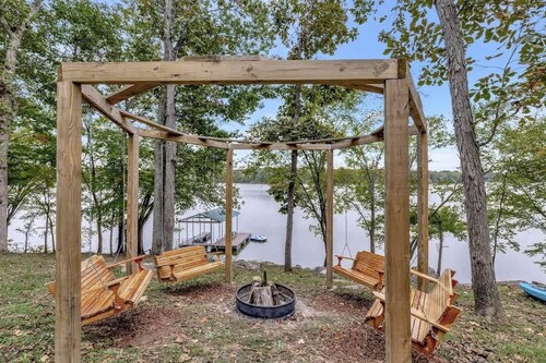 Hickory Haven • Cozy Lakefront Escape + Dock