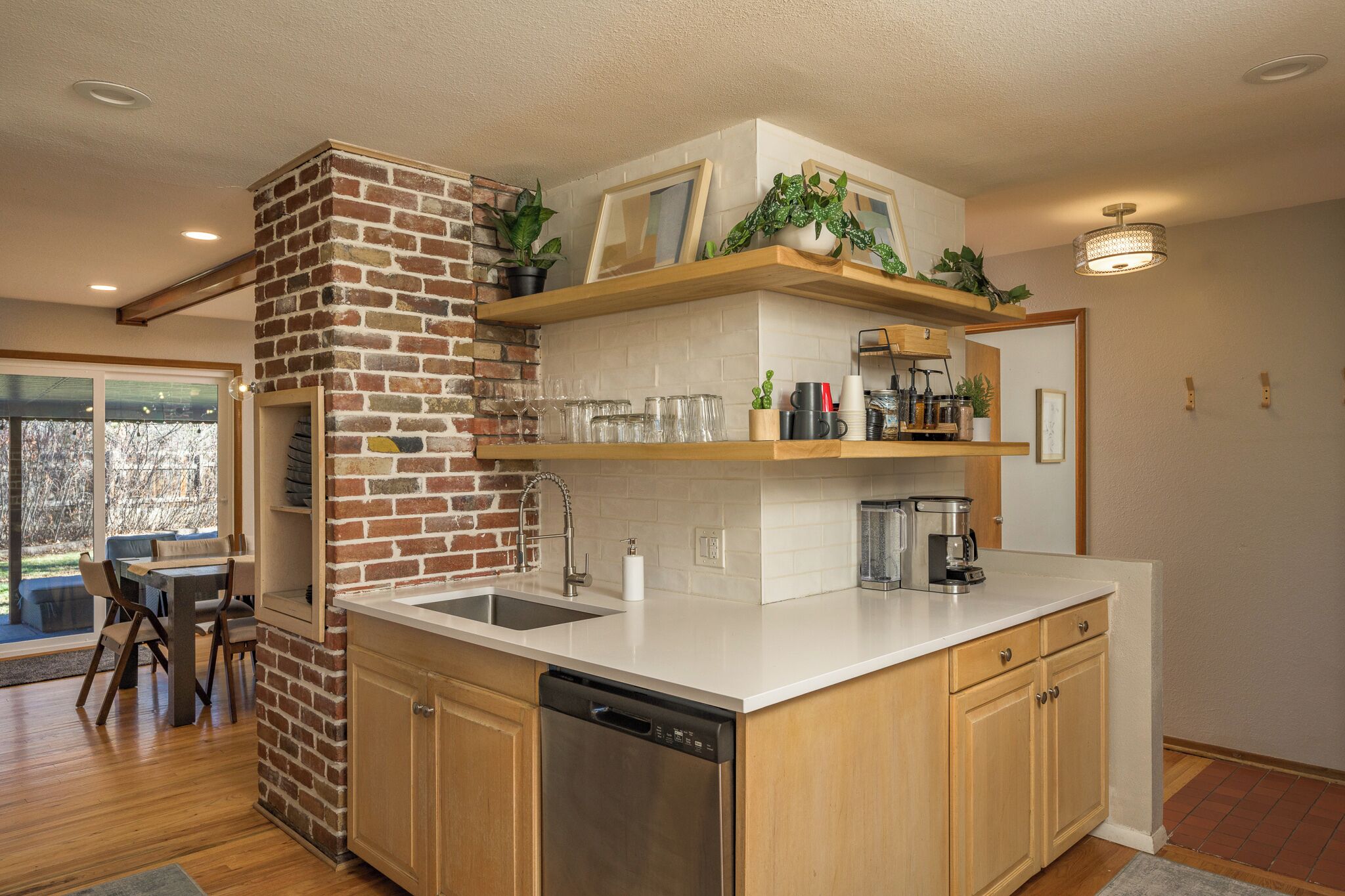 Wasserkocher mit Kaffee-/Teezubehör, Kühlschrank, Mikrowelle, Ofen