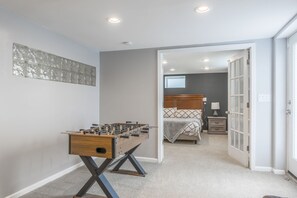 4 bedrooms, desk, iron/ironing board, WiFi - 4-bedroom Family Home in Overland Park with Jungle Gym (Overland Park)