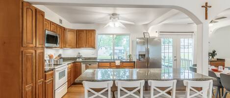 Kjøleskap, mikrobølgeovn, ovn og kokeplater