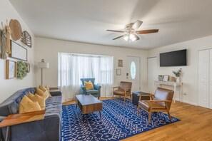 Smart TV, DVD player, ping pong, books - 4-bedroom Family Home in Overland Park with Jungle Gym (Overland Park)