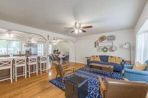 TV connectée, lecteur de DVD, table de tennis de table, livres