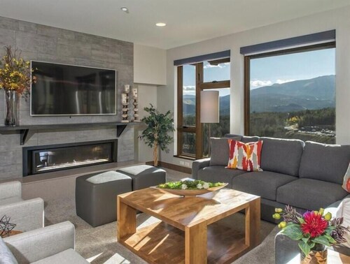 TWO-BEDROOM COLORADO: True ski-in/ski-out directly on peak 8 lifts, ski-school!