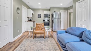 Living area - American Retreat (Huntsville)