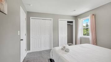 4 bedrooms, iron/ironing board