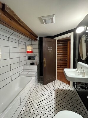 Douche, sĂšche-cheveux, serviettes fournies, savon