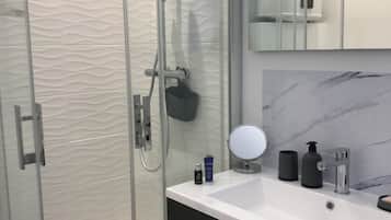 Ducha, secador de pelo, toallas, jabón