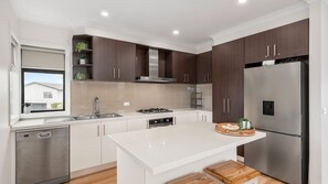 Kylskåp, mikrovågsugn, ugn och spishäll