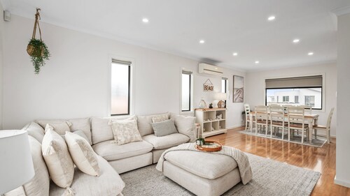 Tides Edge - Your Coastal Retreat One Street from the Beach
