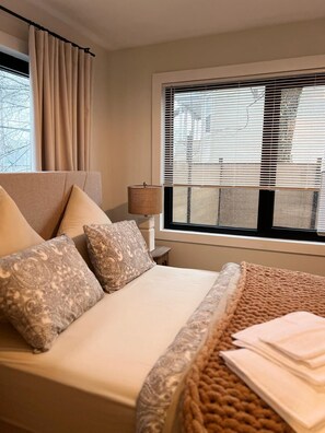 2 bedrooms, iron/ironing board, WiFi, bed sheets - Charming 2-bedroom house with AC, WiFi in fantastic New Haven (New Haven)