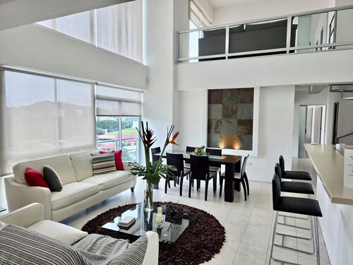 Exclusive Penthouse in an excellent location, close to Starbucks and MultiPlaza. 