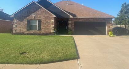 Relaxing rustic charm in Stillwater, OK - open floor plan & nice patio!