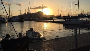 A marina at sunset with boats and a clear sky. - Vila Mira Mar (São Vicente)