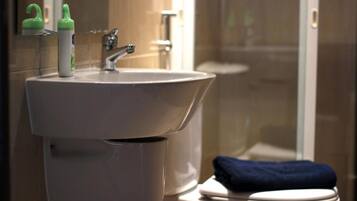 Ein Badezimmer mit Waschbecken, Spiegel und Toilette.