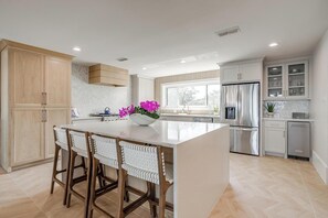 Fridge, microwave, oven, stovetop - 4BDRM Luxury Lakehouse  HotTub, Firepit & BoatDock (Granbury)