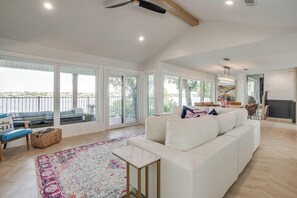 Smart TV, fireplace, books - 4BDRM Luxury Lakehouse  HotTub, Firepit & BoatDock (Granbury)