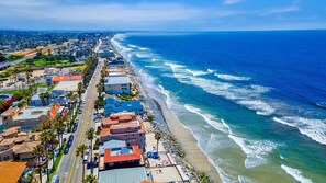 Chaises longues, serviettes de plage
