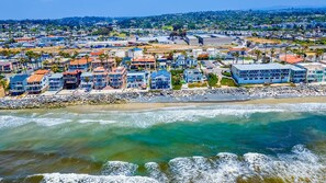 沙滩椅、沙滩毛巾