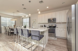Fridge, microwave, oven, stovetop - Fantastic 5 BD, Pool, Near Disney, Resort Perks (Kissimmee)