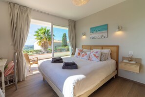 4 makuuhuonetta, työpöytä, silitysrauta/-lauta, vauvan matkasänky