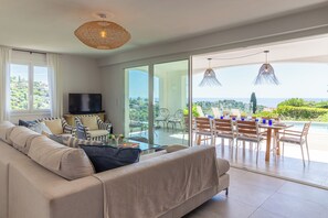 Televisio, takka, pöytäjalkapallopöytä, kirjoja