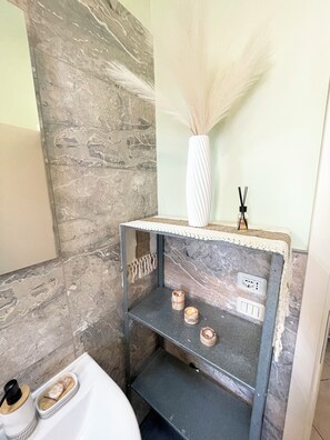 Suihku, hiustenkuivaaja, bidee, pyyhkeet