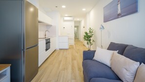 Un apartamento moderno con cocina, comedor y sala de estar.