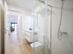 Douche, sèche-cheveux, serviettes fournies, papier toilette