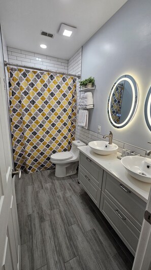 Shower, hair dryer, bidet, towels