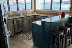 Kylskåp, mikrovågsugn, ugn och spishäll