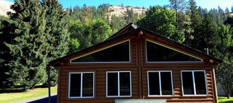 Cozy Middle Fork Cabin.                      
    Across from Clearwater River 