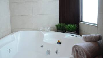 Dusche, Whirlpool, Haartrockner, Handtücher