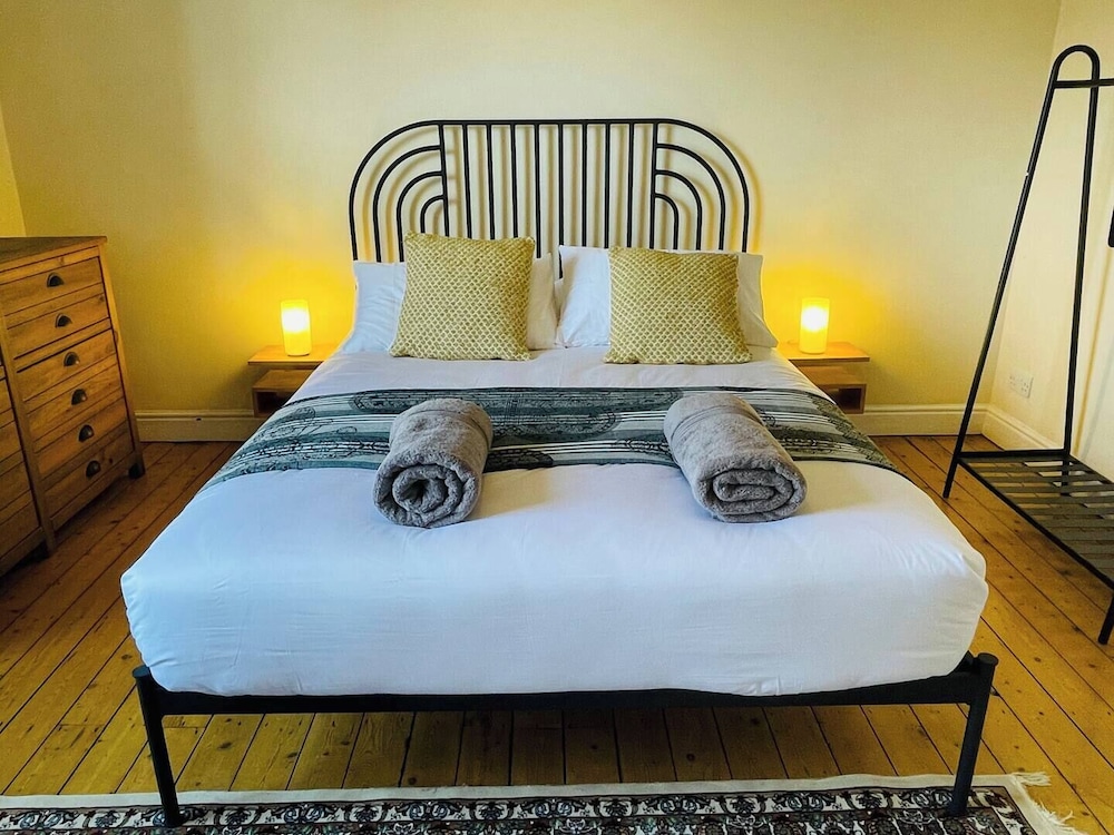 Pass the Keys Prime Spot for 6 Guests Pet & Cycle Friendly New