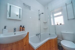 Chuveiro, secador de cabelo, toalhas de banho 