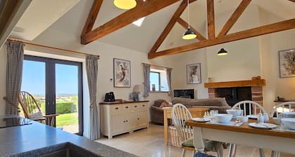 Beautiful Views Historic 16th Cent Barn Conversion - Pass the Keys