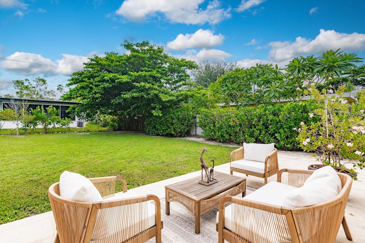 Photo 19 of Charming 2-bedroom bungalow just a short walk or bike to Naples famous beaches