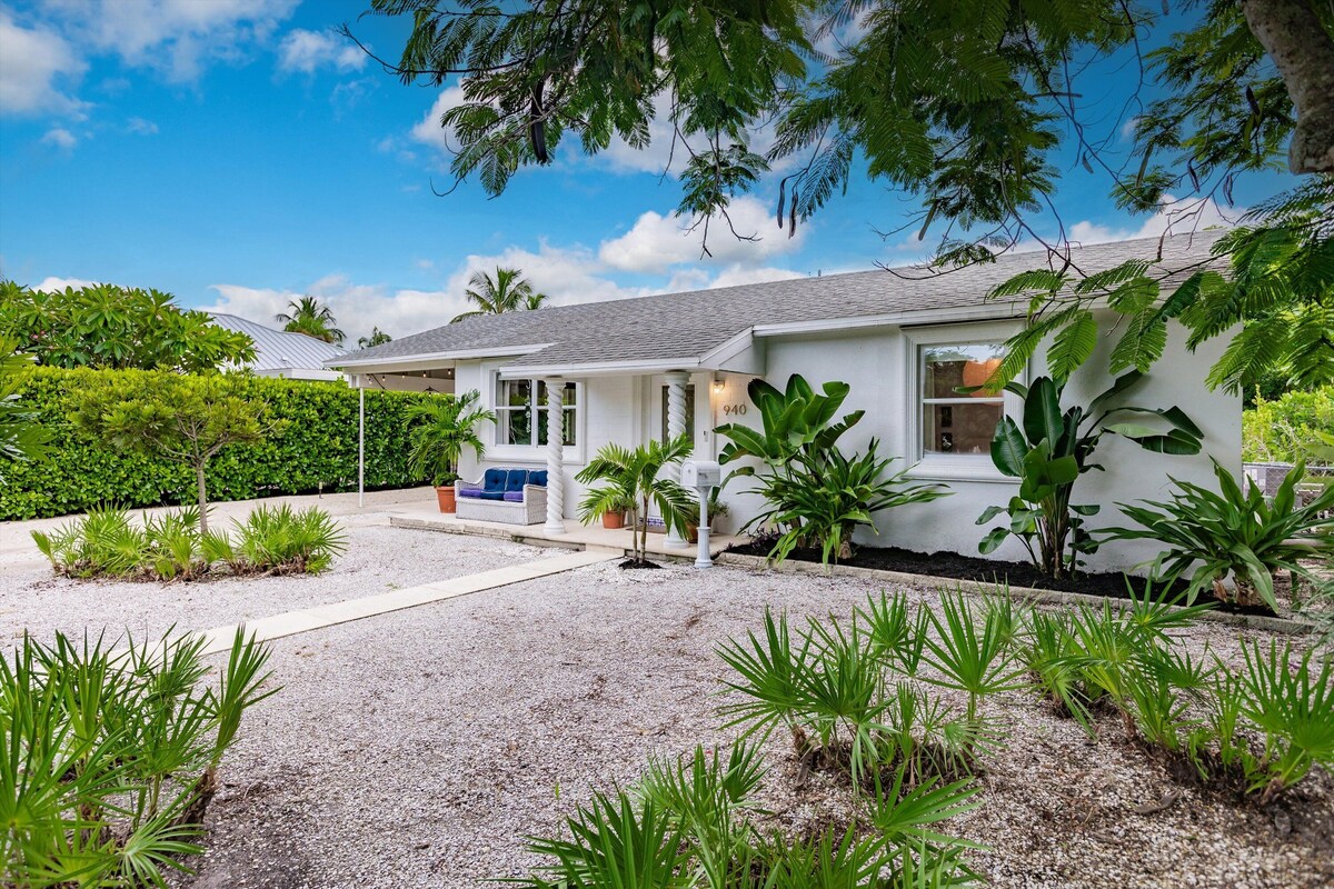 Photo 2 of Charming 2-bedroom bungalow just a short walk or bike to Naples famous beaches