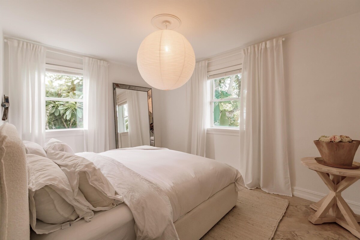 Photo 11 of Charming 2-bedroom bungalow just a short walk or bike to Naples famous beaches