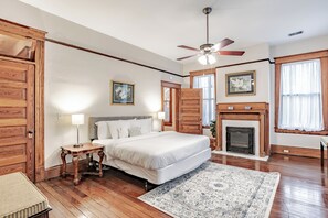 5 bedrooms, iron/ironing board - Central Location Historic Grandeur (Mobile)