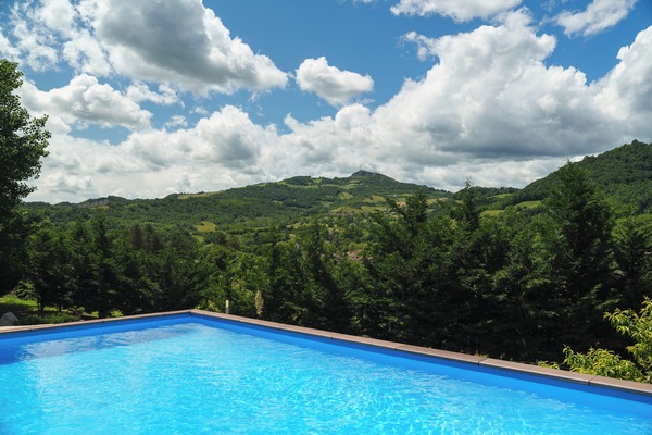 Piscina externa, guarda-sóis, espreguiçadeiras