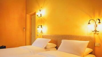 Vierpersoonskamer | Bedden met traagschuimmatras, een minibar, een bureau