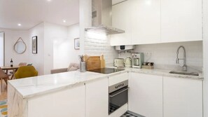 Geladeira, micro-ondas, fogão, cooktop