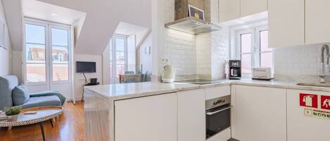 Kühlschrank, Mikrowelle, Ofen, Herdplatte