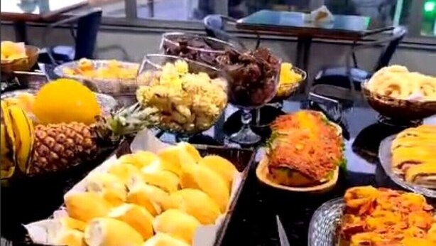 Een buffet met diverse gerechten, waaronder fruit, groenten en desserts.