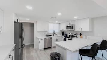 Geladeira, micro-ondas, fogão, cooktop