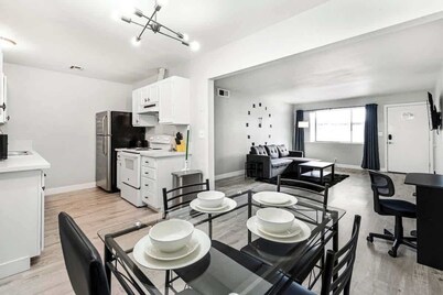 Cozy 1 Bed, Sleeps 4! Near Strip! Perfect GetAway!