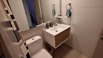 Dusche, Haartrockner, Handtücher, Seife