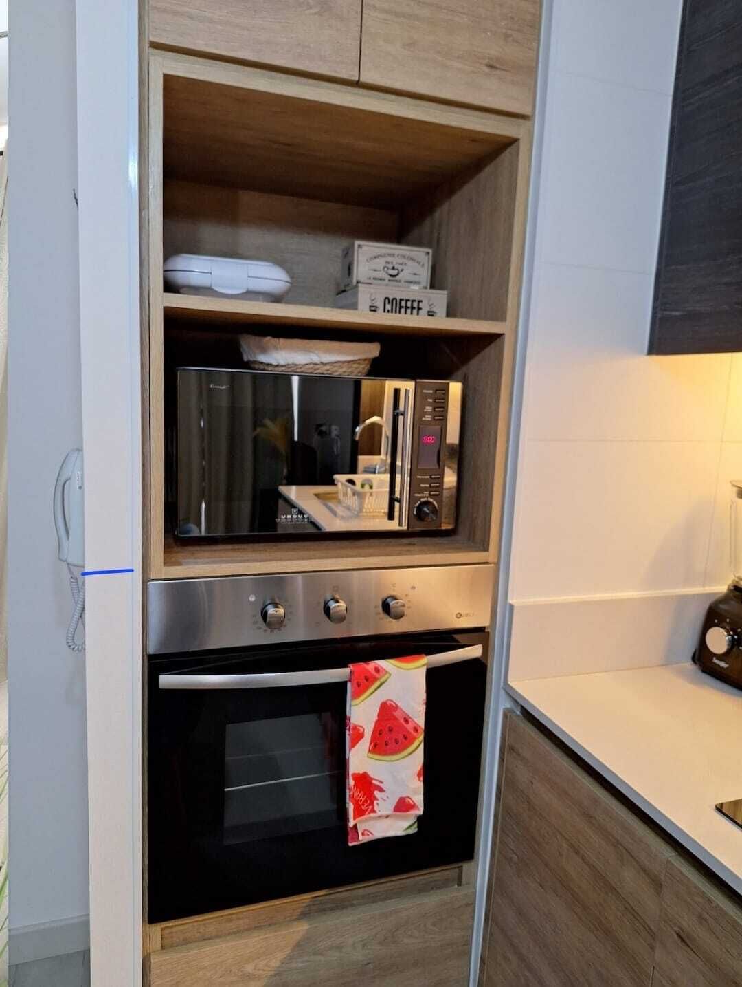 Refrigerador, microondas, horno y parrilla de estufa 