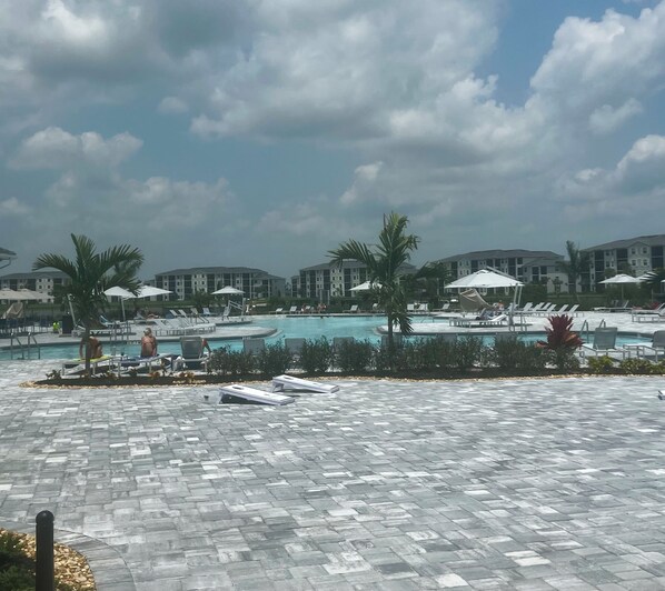 Una piscina al aire libre