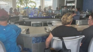 Eine Bar mit Sitzgelegenheiten und einer Theke.